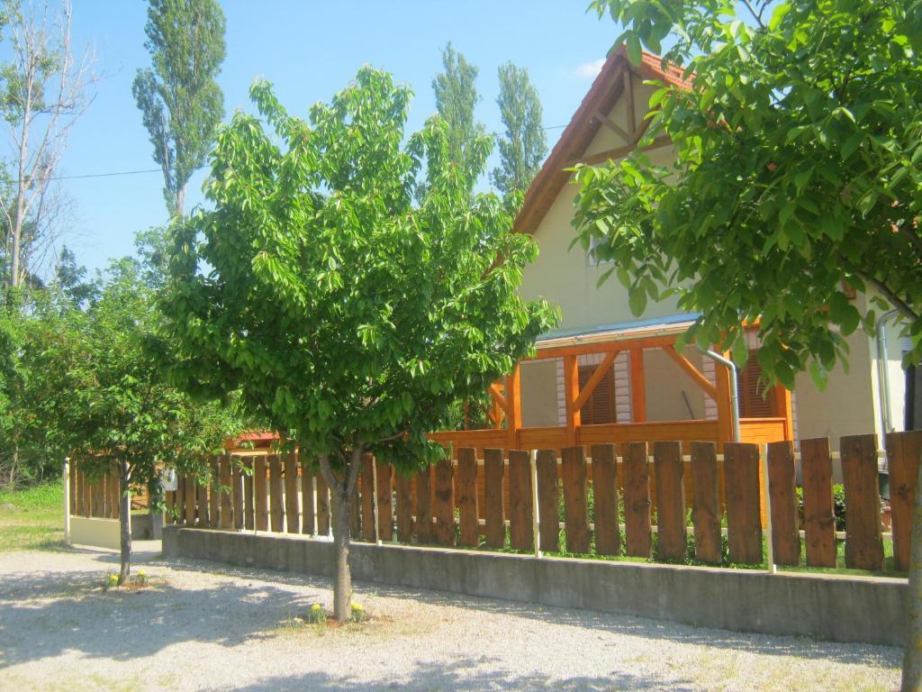 Benaja Swiss Nyaralohaz Villa Кестели Екстериор снимка